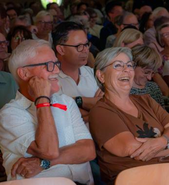 Gäste lachen und applaudieren während des MemberPlus Events