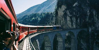 Zug auf Brücke
