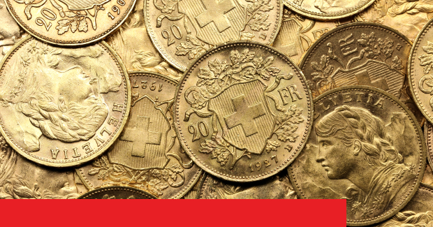 Detailansicht von goldenen Schweizer Münzen, darunter 20 Franken mit verschiedenen Prägungen.