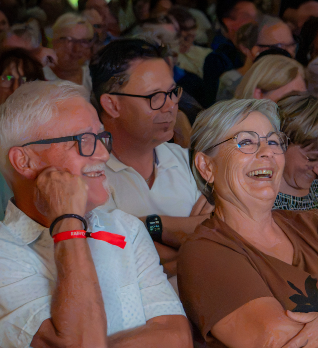 Gäste lachen und applaudieren während des MemberPlus Events