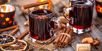 Eine Tasse mit Glühwein