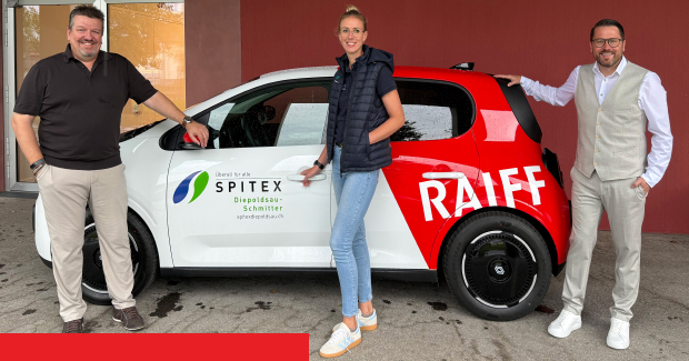 Gruppenbild mit Personen neben dem Spitex-Fahrzeug, das mit dem Logo und dem Schriftzug 
