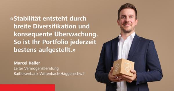 Marcel Keller von der Raiffeisenbank mit Holzwürfel und Zitat zur Vermögensberatung und Diversifikation.
