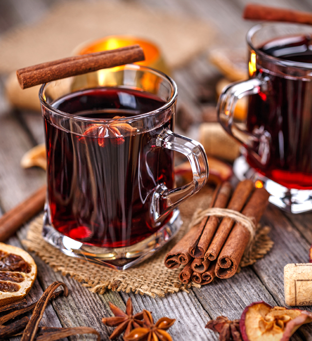 Eine Tasse mit Glühwein