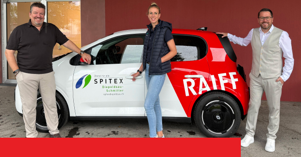 Gruppenbild mit Personen neben dem Spitex-Fahrzeug, das mit dem Logo und dem Schriftzug 