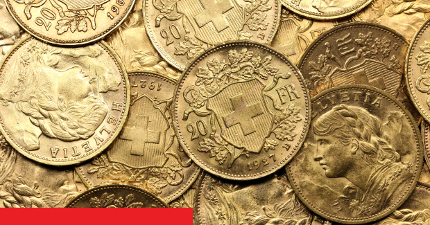 Detailansicht von goldenen Schweizer Münzen, darunter 20 Franken mit verschiedenen Prägungen.